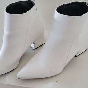 Wild Diva White Ankle Booties Sz 8